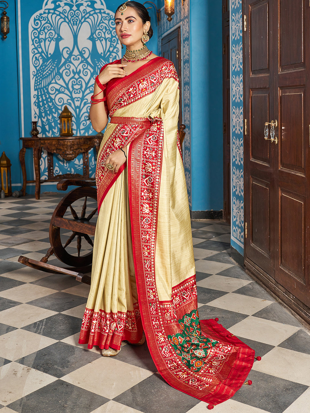 Pleasant White Colour Traditional Looking Silk Saree
