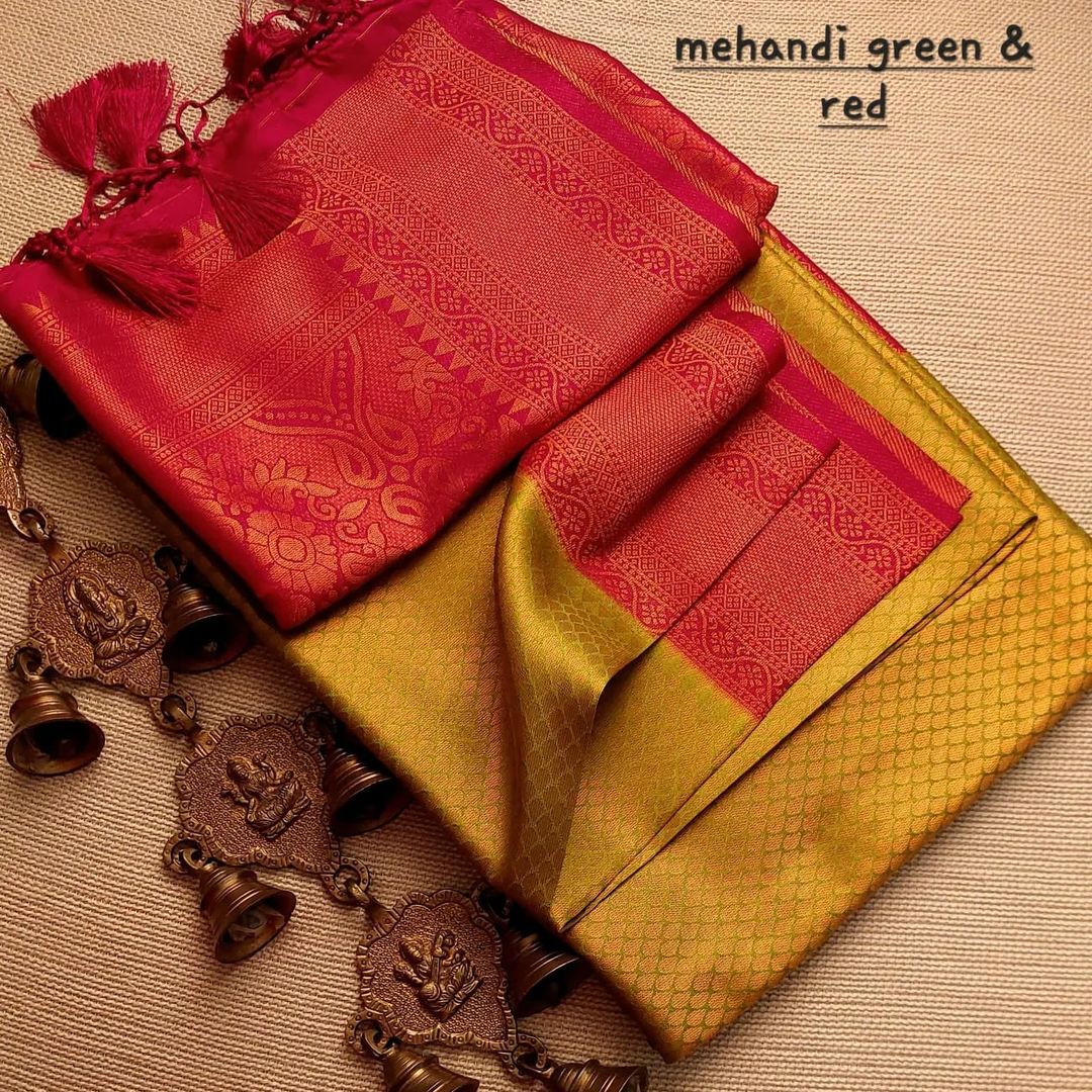 Stunning Gold Colour Traditional Looking Silk Saree
