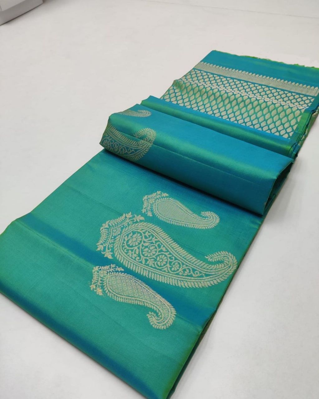 Charming Rama Colour Traditional Looking Silk Saree